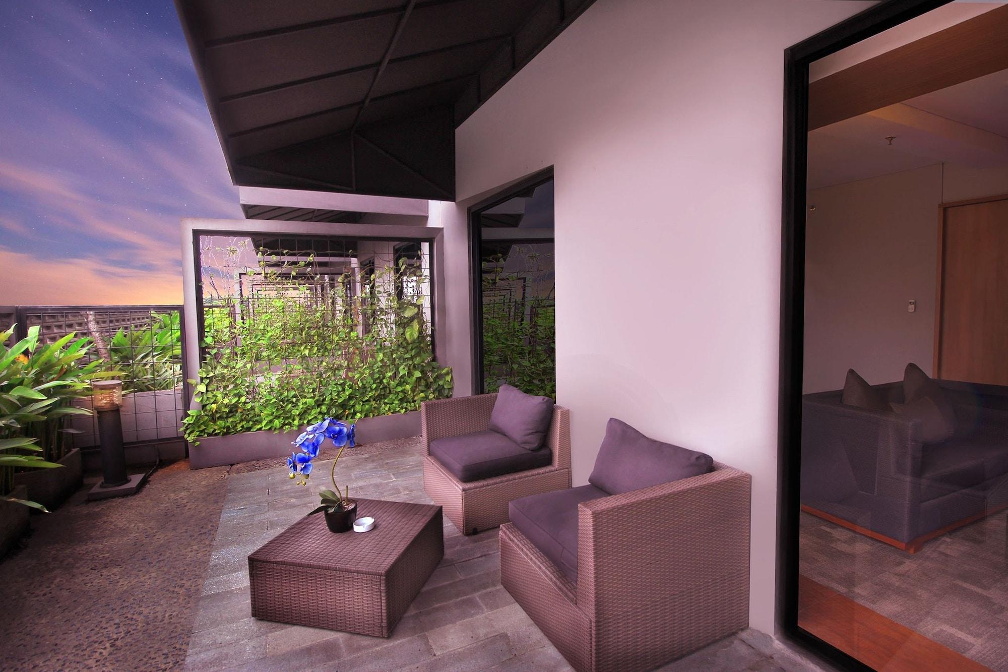 Batiqa Hotel Jababeka Cikarang Exteriör bild