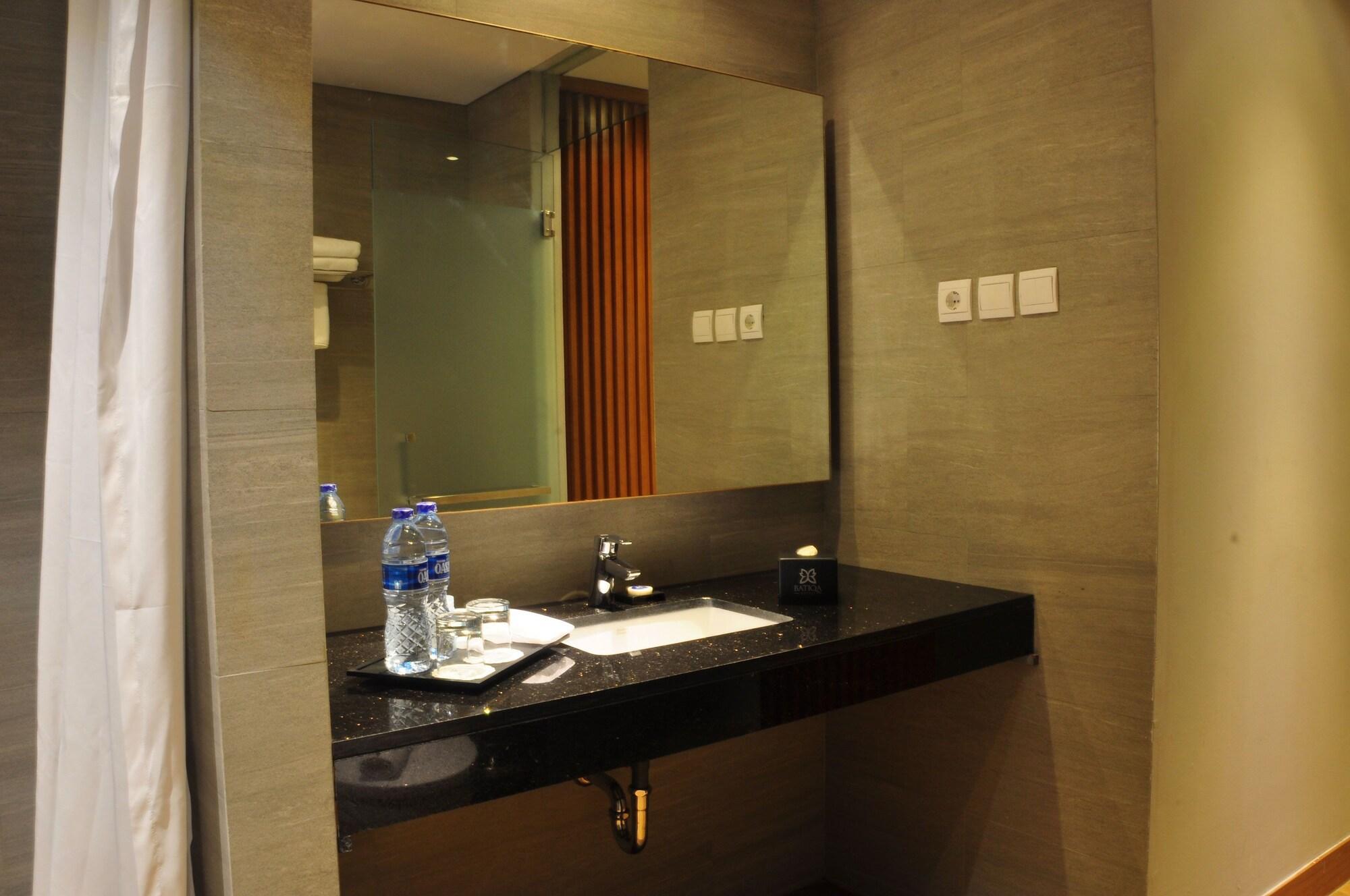 Batiqa Hotel Jababeka Cikarang Exteriör bild