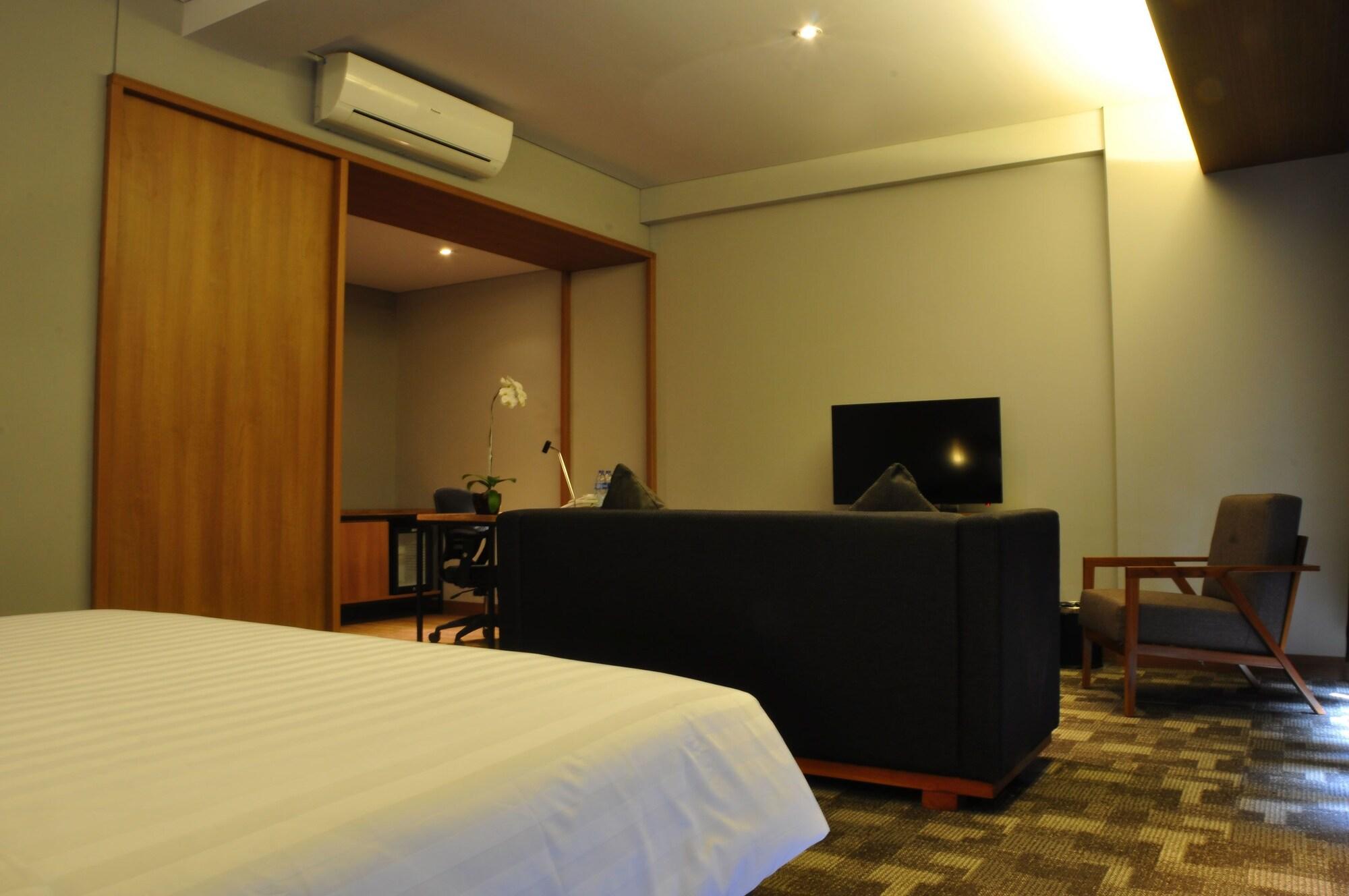 Batiqa Hotel Jababeka Cikarang Exteriör bild