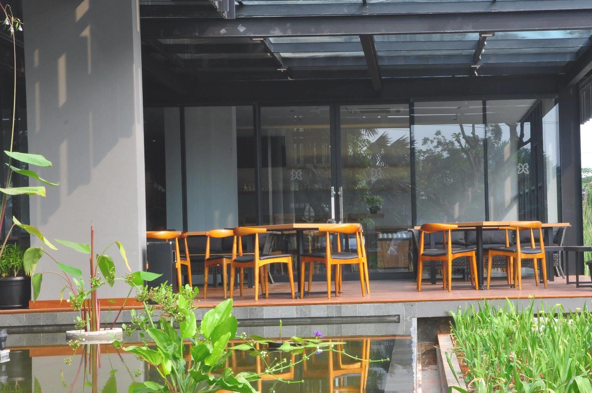 Batiqa Hotel Jababeka Cikarang Exteriör bild