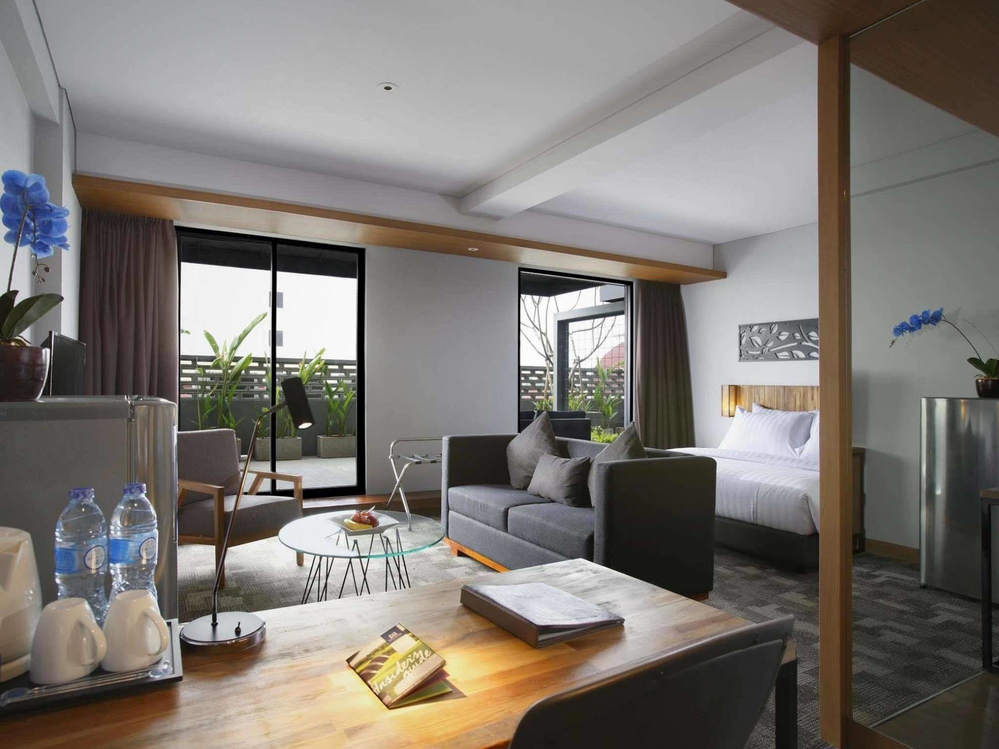 Batiqa Hotel Jababeka Cikarang Exteriör bild